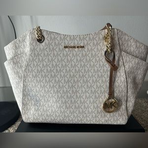 Micheal Kors Jet Set Large Logo Tote Bag
Style# 35F8GTVE7B